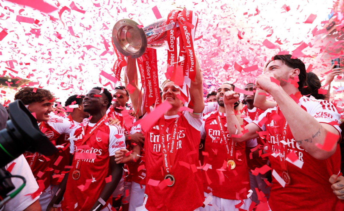 Arsenal nâng Cup vô địch Ngoại hạng Anh sau 22 năm chờ đợi - hình ảnh - new88jl.com Arsenal nâng Cup vô địch Ngoại hạng Anh sau 22 năm chờ đợi - hình ảnh - new88jl.com