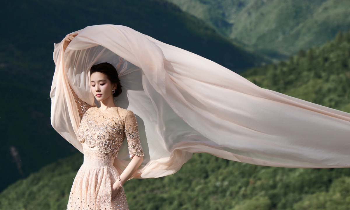 Lưu Thi Thi catwalk giữa thung lũng Cửu Trại Câu: Khoảnh khắc thanh thoát giữa thiên nhiên - hình ảnh - new88jl.com Lưu Thi Thi catwalk giữa thung lũng Cửu Trại Câu: Khoảnh khắc thanh thoát giữa thiên nhiên - hình ảnh - new88jl.com