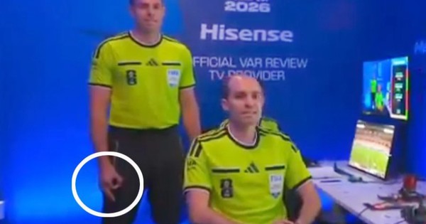 Trọng tài VAR World Cup 2026 gây tranh cãi với cử chỉ kỳ lạ, FIFA vào cuộc - hình ảnh - new88jl.com