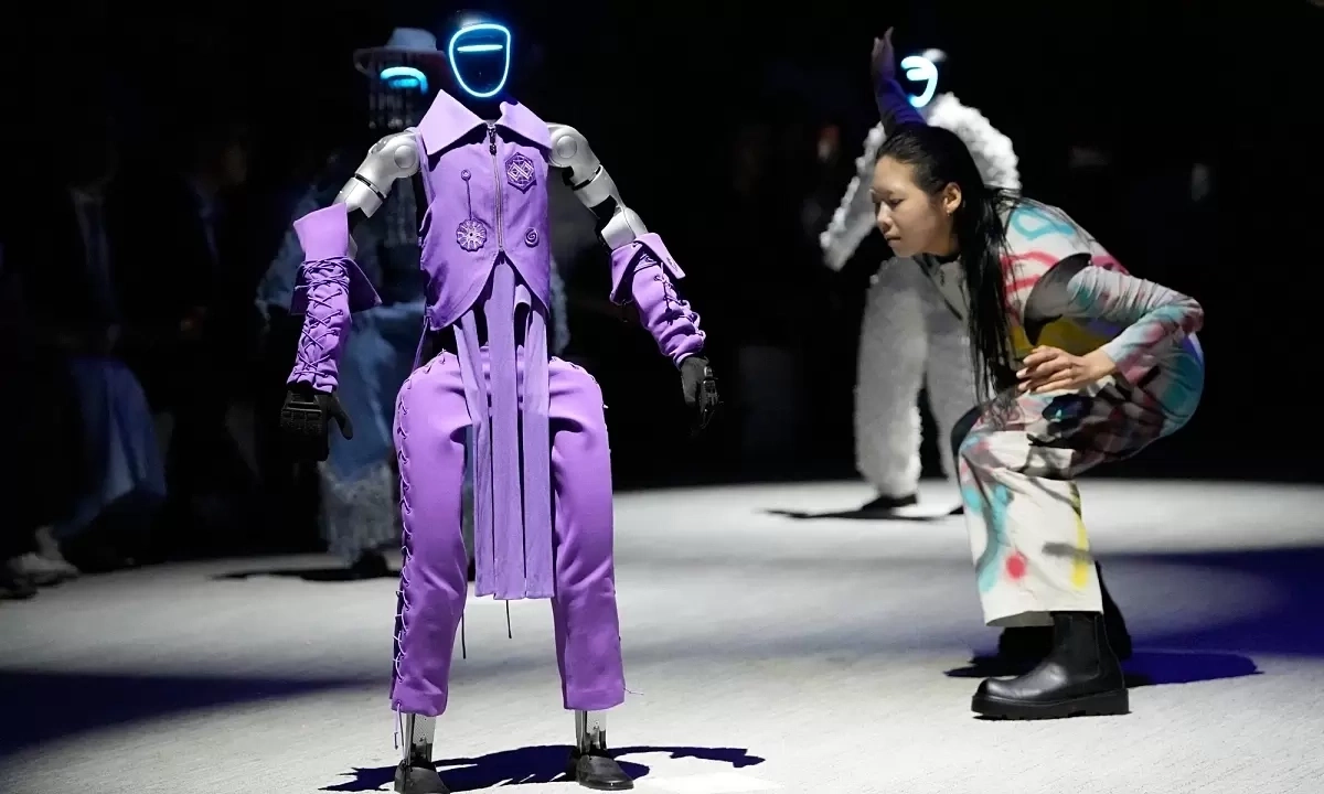 Robot Đọ Catwalk Cùng Người Thật: Tương Lai Thời Trang Hay Cơ Hội Giải Trí Mới? - hình ảnh - new88jl.com