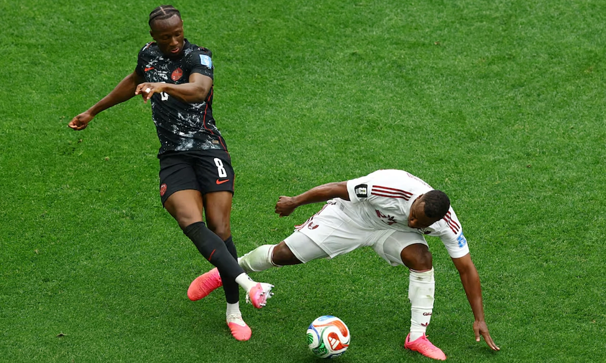 FIFA phạt nặng cầu thủ Qatar làm gãy chân tiền vệ Canada tại World Cup 2026 - hình ảnh - new88jl.com