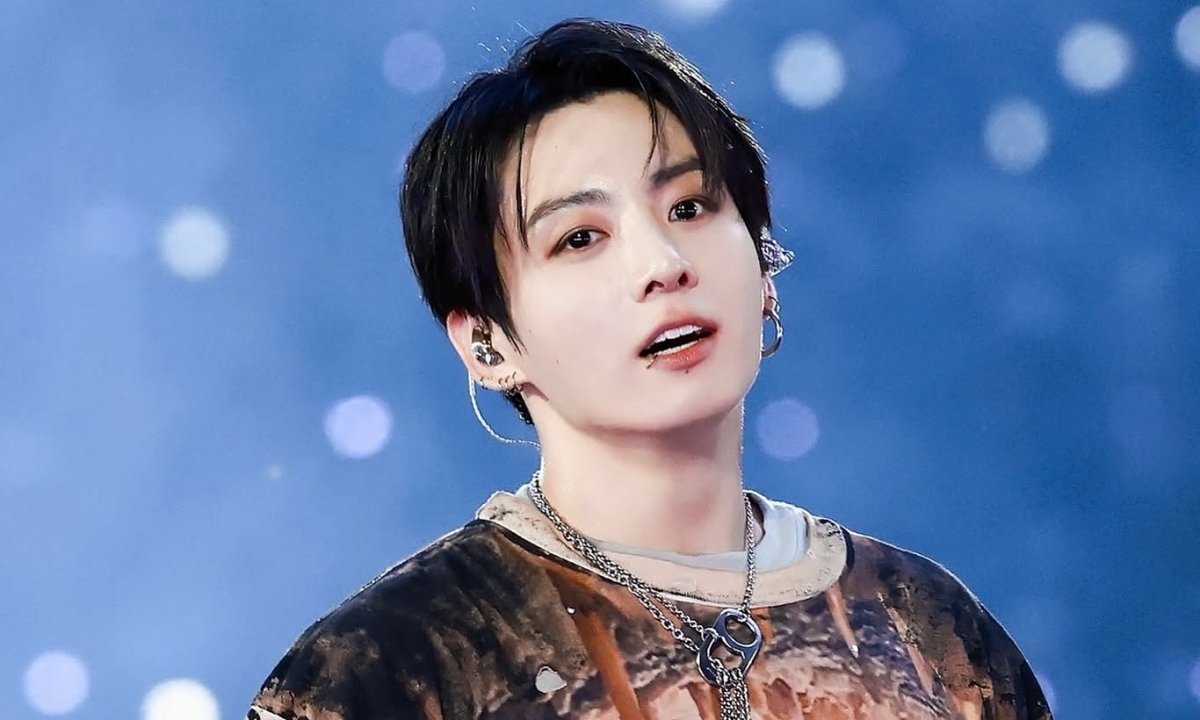 Jungkook diện mốt quần rách của nhà thiết kế Việt trên sân khấu - hình ảnh - new88jl.com