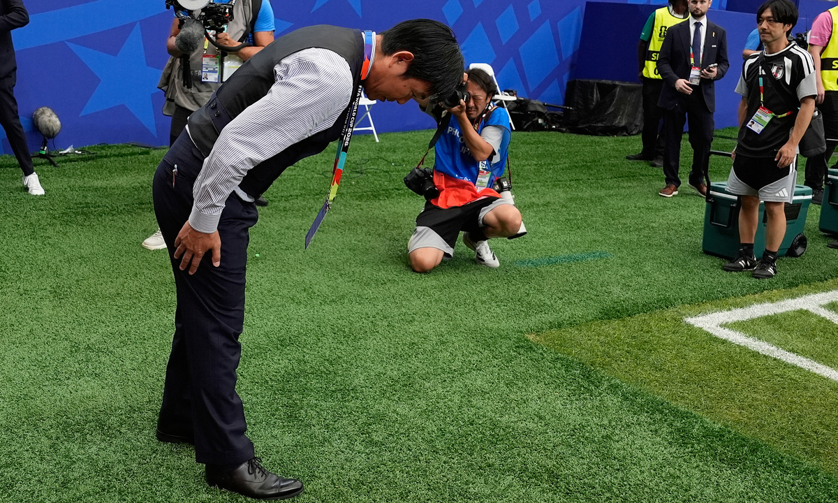 HLV Nhật Bản cúi đầu tri ân khán giả sau trận thua Brazil tại World Cup 2026 - hình ảnh - new88jl.com HLV Nhật Bản cúi đầu tri ân khán giả sau trận thua Brazil tại World Cup 2026 - hình ảnh - new88jl.com