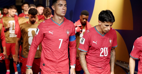 ‘Fan cuồng’ Ronaldo trút giận lên đồng đội sau trận hòa Congo - hình ảnh - new88jl.com ‘Fan cuồng’ Ronaldo trút giận lên đồng đội sau trận hòa Congo - hình ảnh - new88jl.com