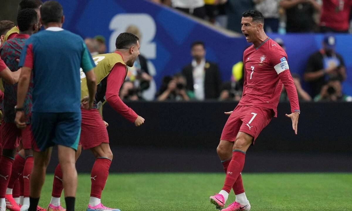 Ibrahimovic chê Ronaldo: ‘Cứ như vừa trở về từ hành tinh khác’ - hình ảnh - new88jl.com Ibrahimovic chê Ronaldo: ‘Cứ như vừa trở về từ hành tinh khác’ - hình ảnh - new88jl.com