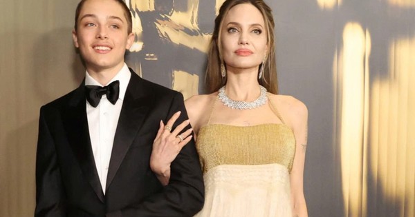 Hành trình trưởng thành của cặp song sinh nhà Brad Pitt và Angelina Jolie: Knox tốt nghiệp trung học - hình ảnh - new88jl.com