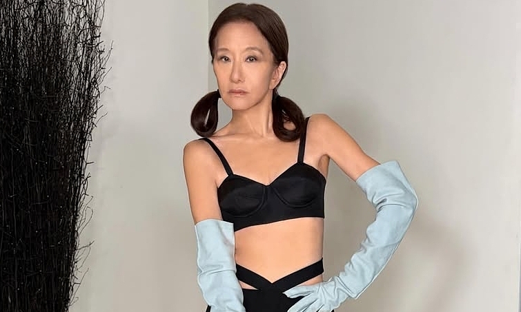 Vera Wang diện váy xuyên thấu, buộc tóc hai bên: Phong cách trẻ trung ở tuổi 77 - hình ảnh - new88jl.com Vera Wang diện váy xuyên thấu, buộc tóc hai bên: Phong cách trẻ trung ở tuổi 77 - hình ảnh - new88jl.com