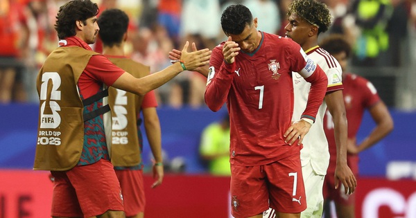 Ibrahimovic chê HLV Martinez không dám hy sinh Ronaldo, khiến Bồ Đào Nha bị loại cay đắng - hình ảnh - new88jl.com Ibrahimovic chê HLV Martinez không dám hy sinh Ronaldo, khiến Bồ Đào Nha bị loại cay đắng - hình ảnh - new88jl.com