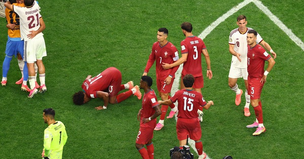 HLV Tây Ban Nha gây sốt với cảnh ôm Ronaldo: ‘Tôi ngưỡng mộ giá trị anh ấy…’ - hình ảnh - new88jl.com