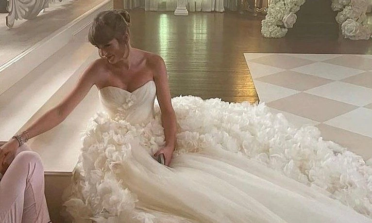 Taylor Swift diện đầm cưới Dior trong hôn lễ – NEW88 đồng hành cùng fan Việt - hình ảnh - new88jl.com